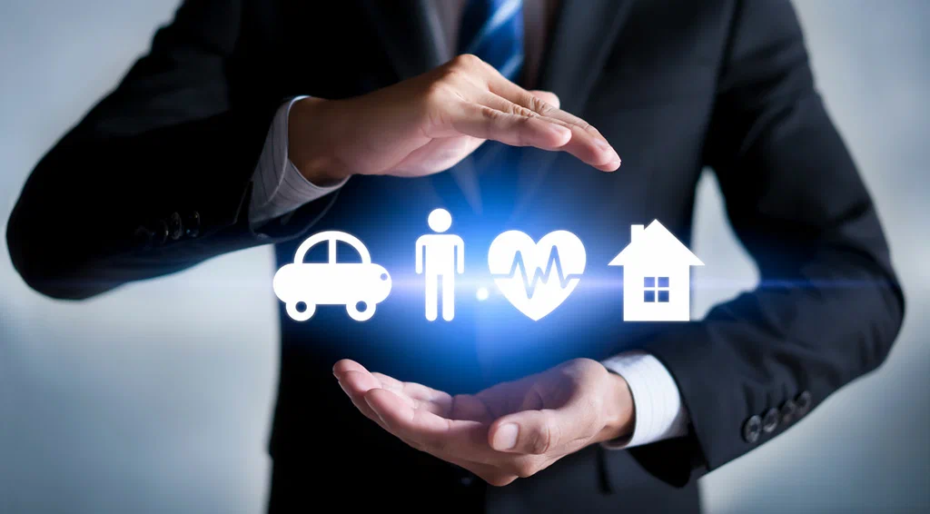 Família feliz e protegida com seguros AKAD - pais e filhos sorrindo em ambiente seguro e acolhedor, representando proteção familiar e tranquilidade financeira